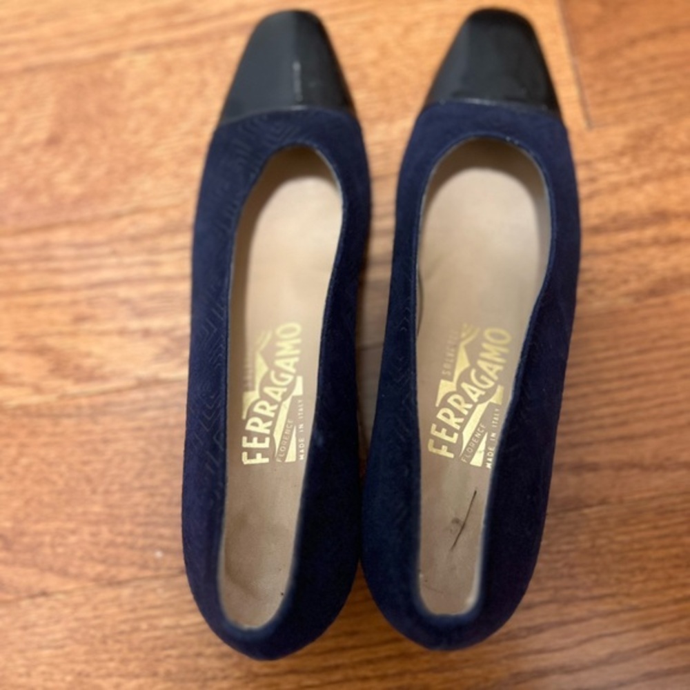 7164: Salvatore Ferragamo Navy Block Heel Pumps Size 9 AAAAA